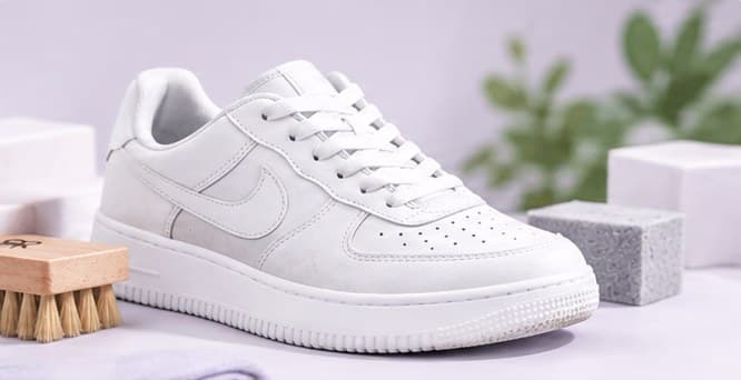 Sneakers putih bersih di samping sikat RAR Shoescare setelah fast cleaning