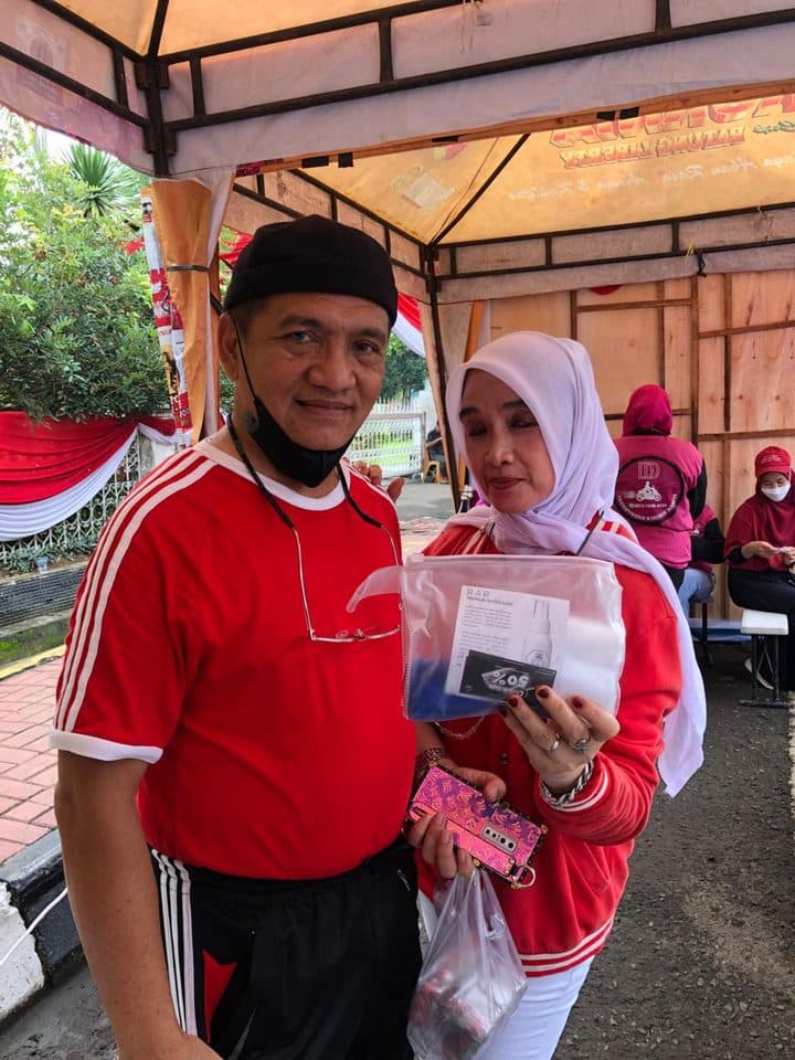 Pasangan pelanggan memegang paket perawatan sepatu RAR Shoescare